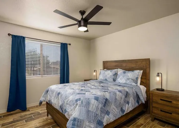 Havasu House 4 Bedroom & 3 Ba W/pool & Hot Tub 4*