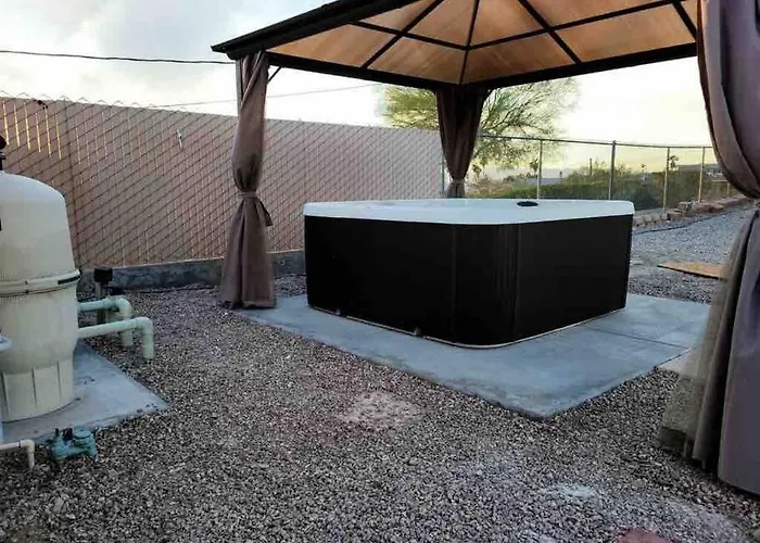 Havasu House 4 Bedroom & 3 Ba W/pool & Hot Tub Hotel