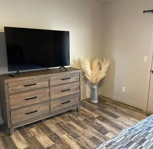 Havasu House 4 Bedroom & 3 Ba W/pool & Hot Tub Hotel